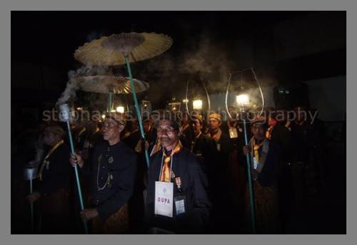 Spot metering akan lebih felxible mengatasi cahaya tricky/contrast tinggi