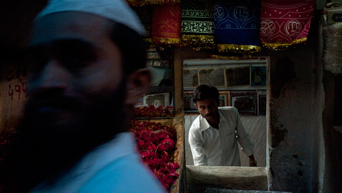 kios-kios penjual bunga untuk "nyekar"