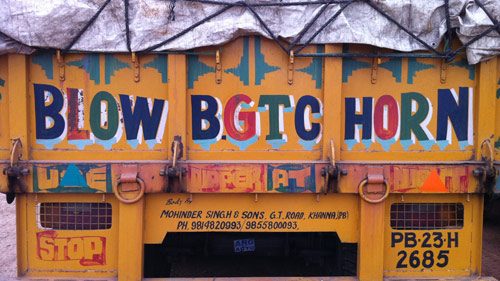 Sepanjang jalan bising oleh suara klakson