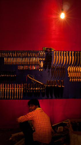 PKL (pedahang kaki lima) menjajakan Pisau khas para lelaki