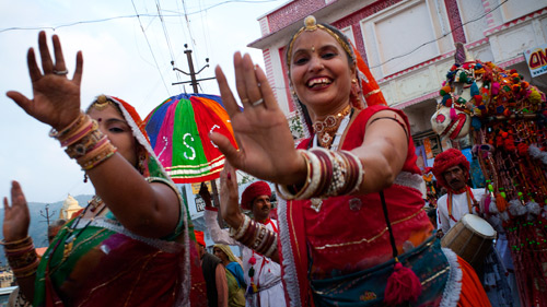 Tarian keliling jalan menyambut festival Pushkar