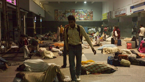 Terlelap di peron menunggu kereta