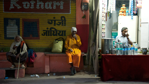 Tea time salah satu kebiasaan sehari-hari... teh tarik ( teh + susu unta )