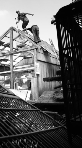 Membongkar kios kehidupan