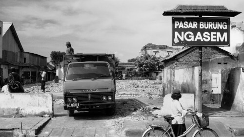 Mengangkut puing kenangan