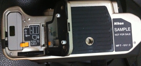 Tempat battery dan sekaligus slot SD card