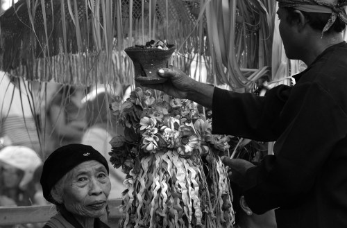 Prosesi sang dukun saat Seblang istirahat