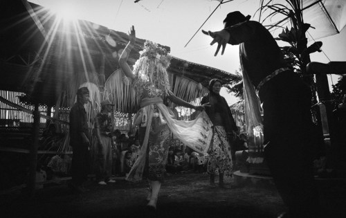 Sang penari mulai berlenggok penuh pesona