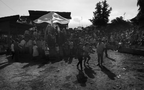 Arena dengan cepat penuh dengan penonton