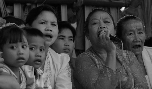 Sang sinden melantunkan lagu