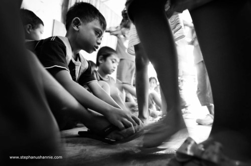 Tanpa meja kursi, beralaskan bumiku