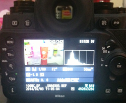 LCD yang lebar dan warna terkalibrasi dengan baik