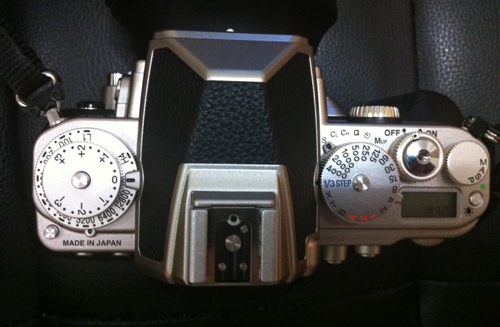 Tombol-tobol utama terletak pada sisi atas kamera, dan dengan system locking yang aman.