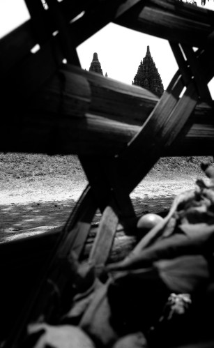 Dedaun kering dalam balut anyam bambu