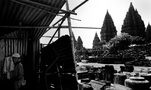 Pekerja workshop menjadikan candi demi candi