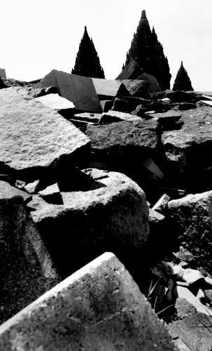 Berserak sisa potongan batu